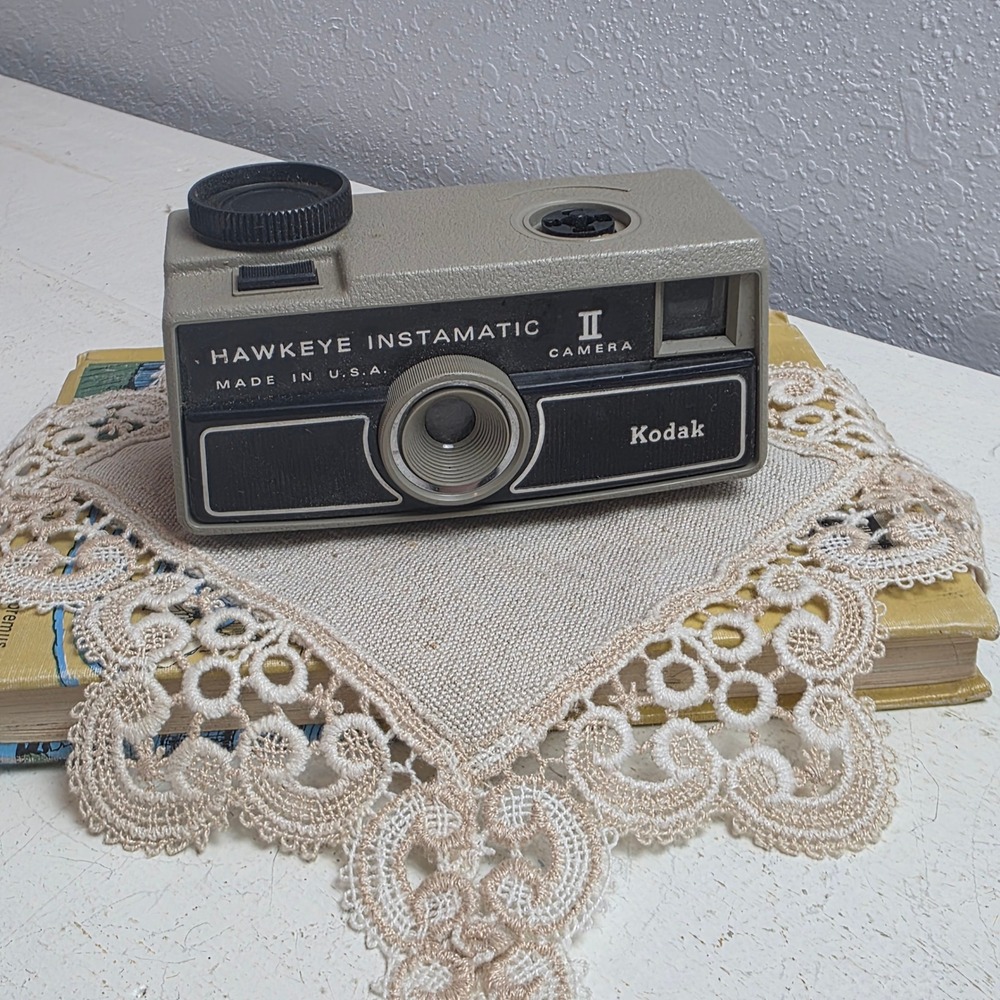 Vintage 60s Kodak Hawkeye Instamatic II 126 Film Camera Tan Black‎
